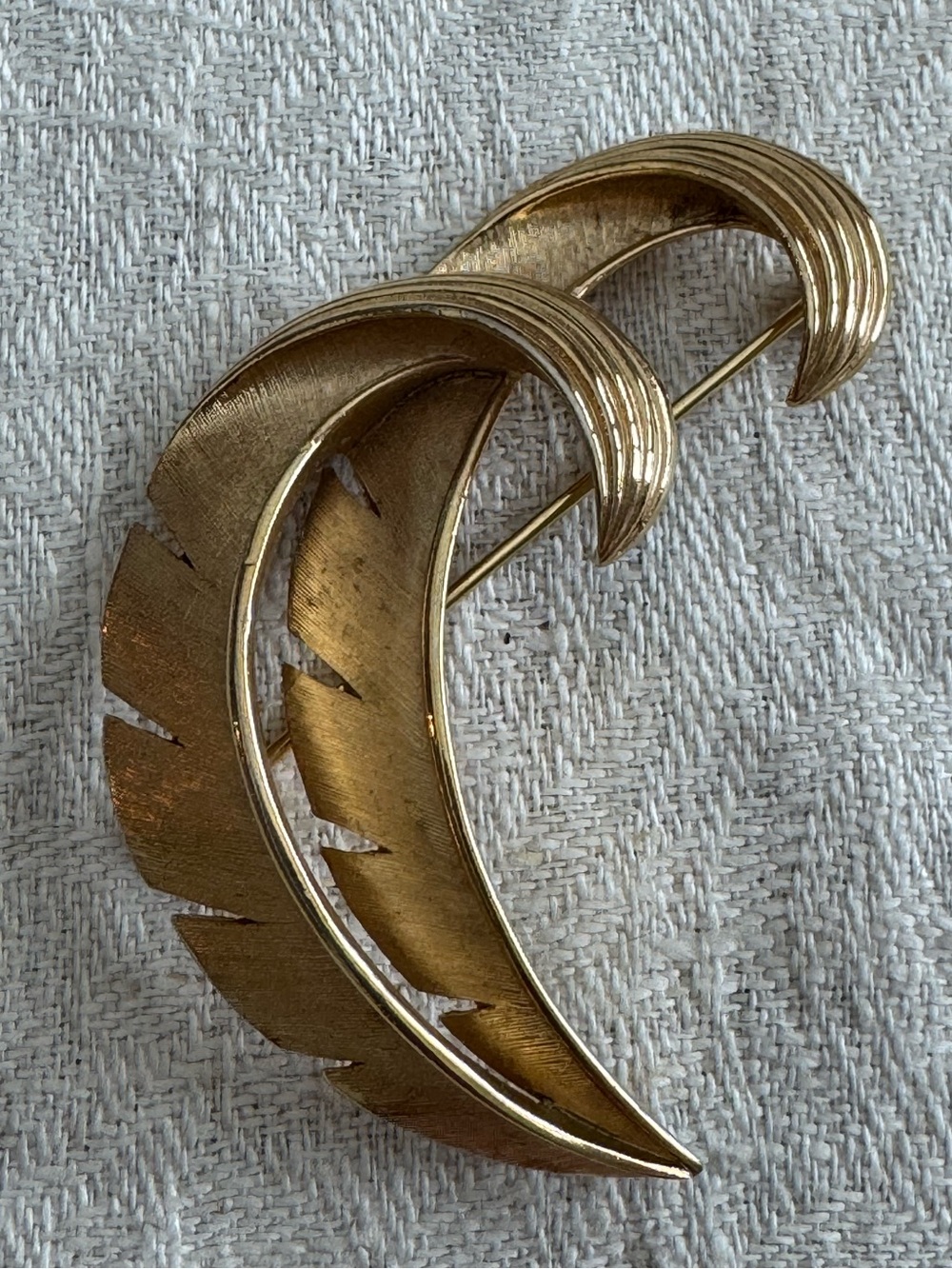 Vintage Signed TRIFARI CROWN Goldtone Textured LEAF Shape Pin/Brooch